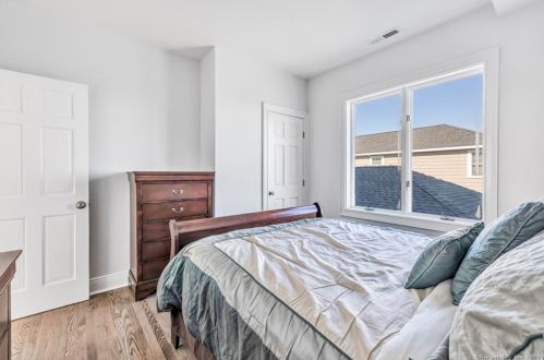 4 Lawrence Ct, Milford CT 06460-7336 exterior