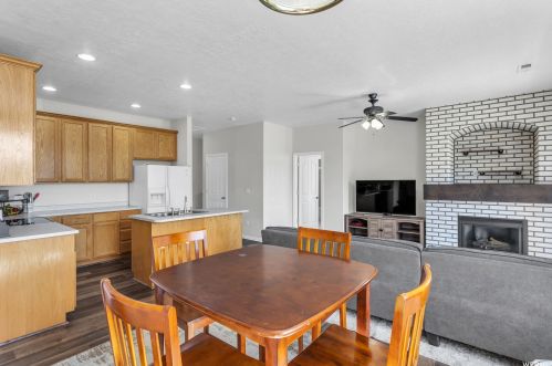 7204 Brittany Town Dr, Taylorsville UT 84084-4609 exterior