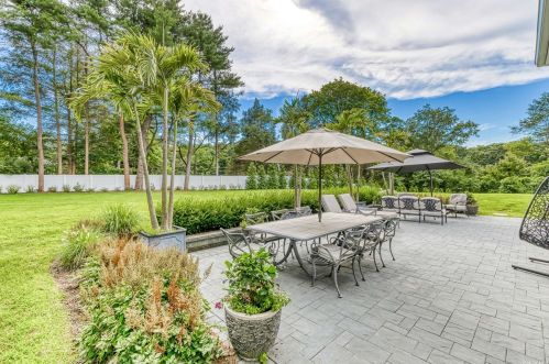 10 Estates Pl, Huntington Station, NY 11746-5617