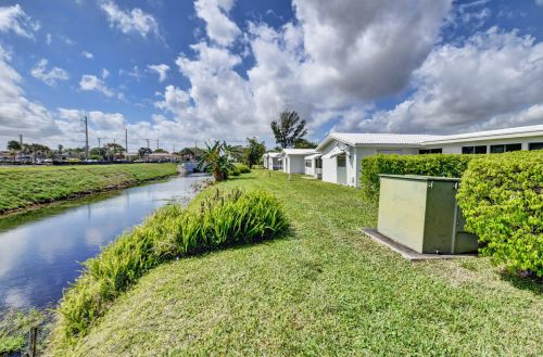 2390 14 Ave, Boynton Beach FL 33426-5871 exterior