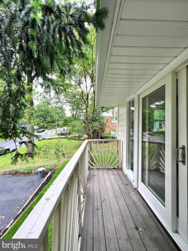 5910 Brookview Dr, Alexandria VA 22310-1819 exterior