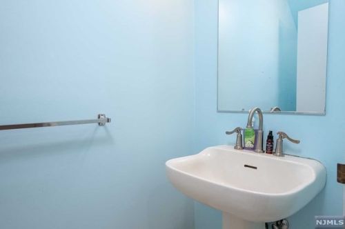 9 Lawrence Ct, Teaneck NJ 07666-6489 exterior