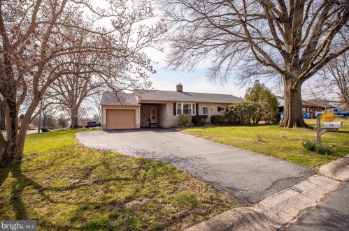 38 Pilgrim Dr, Lancaster, PA 17603-6453