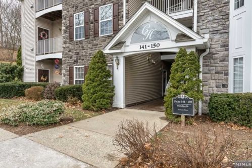 141 Barrister Dr, Kinnelon, NJ 07405-3243