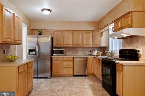 6662 Kings Hwy, Alexandria VA 22306-1506 exterior