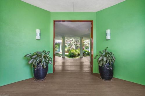 132 St, Naples FL 34108-2921 exterior