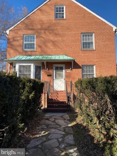 1001 20th St, Arlington VA  22202-2107 exterior