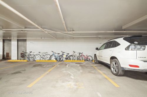 525 Hawthorne Pl, Chicago IL  60657-2907 exterior