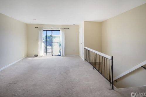 1220 Oaks Blvd, New Brunswick NJ  08902-2153 exterior