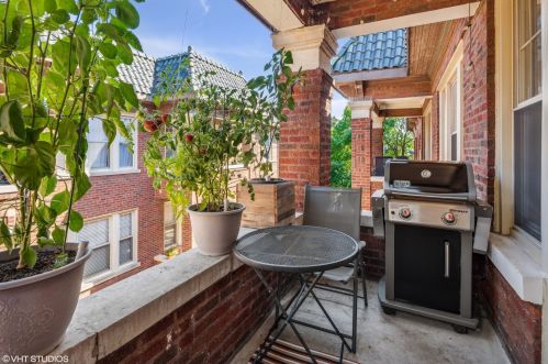 964 Cuyler Ave, Chicago IL  60613-3293 exterior