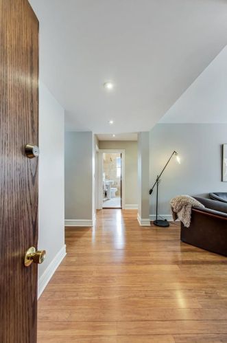 551 Brompton Ave, Chicago, IL 60657-1880