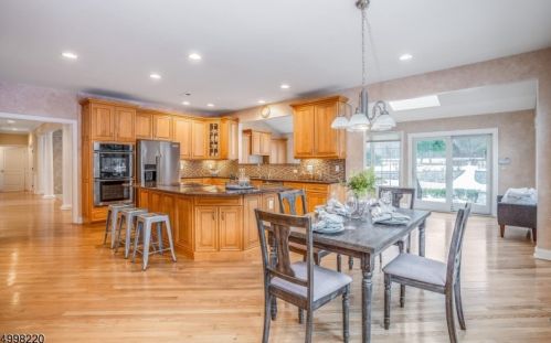 4 Christie Way, Branchburg NJ 08853-5003 exterior