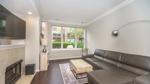 936 Crosby St, Chicago IL  60610-2402 exterior