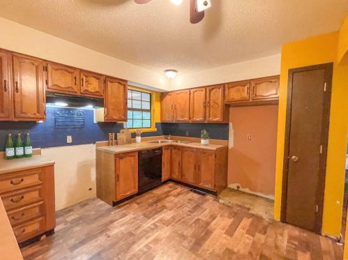 525 Skyview Dr, Ellington, MO 63638-9103