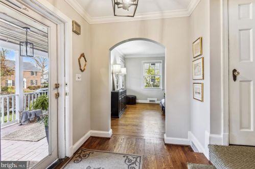 1612 Oakcrest Dr, Alexandria VA 22302-2337 exterior