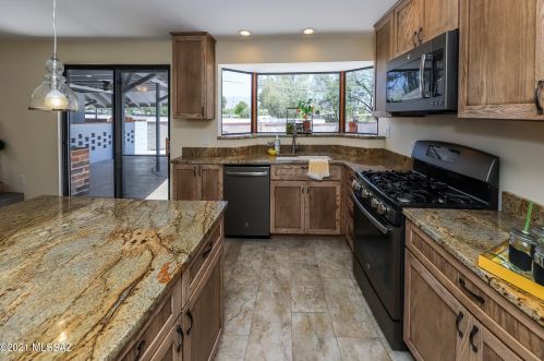 8801 Dexter Dr, Tucson, AZ 85715-5637