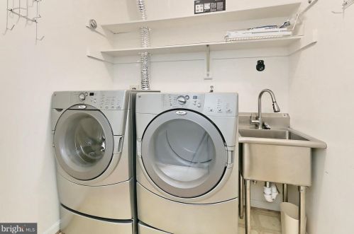 7712 Midday Ln, Alexandria VA 22306-2758 exterior