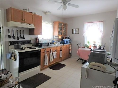 47 Maple St, Manchester CT 06040-5527 exterior