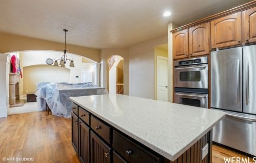 6352 Fish Lk Dr, Taylorsville UT 84081-5579 exterior