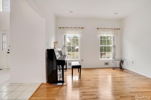 18 Mayercik Ct, Edison NJ 08820-4800 exterior