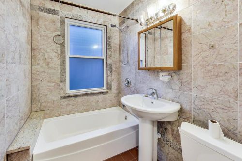 1832 Estes Ave, Chicago IL 60645-2904 exterior