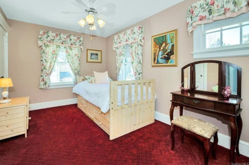 8 Oak Rd, Briarcliff NY 10510-2327 exterior