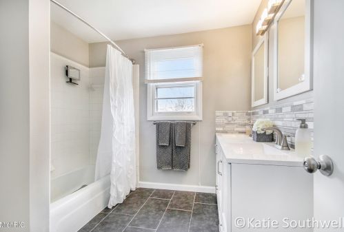 1829 Lonsdale Dr, Grand Rapids MI 49503-3827 exterior