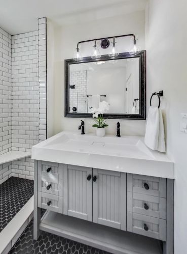 2830 Barry Ave, Chicago IL  60618-7016 exterior