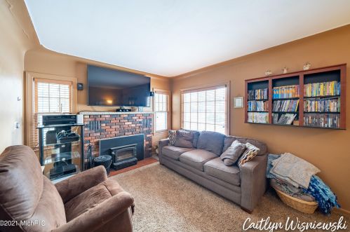 941 Northlawn St, Grand Rapids MI 49505-3717 exterior