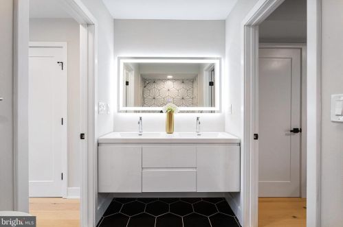 1733 Independence Ave, Washington DC  20003-1637 exterior