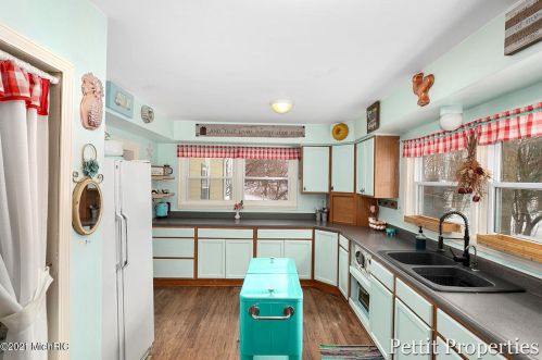 10049 Cressey Rd, Plainwell MI 49080-9044 exterior