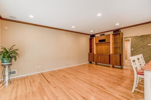 206 Windwatch Dr, Hauppauge NY 11788-3349 exterior