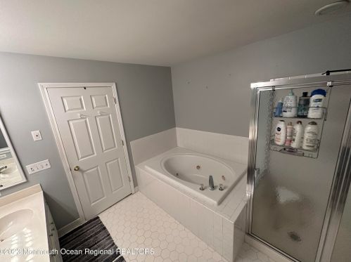 17 Ironwood Ct, Middletown NJ  07748-1909 exterior