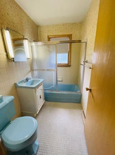 937 91, Milwaukee WI 53225-2726 exterior