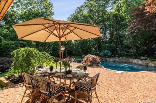 10 Durham Dr, Huntington Station NY 11746-5310 exterior