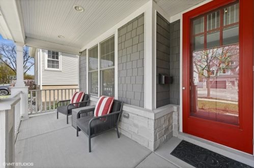 615 Linden Ave, Elmhurst, IL 60126-4030