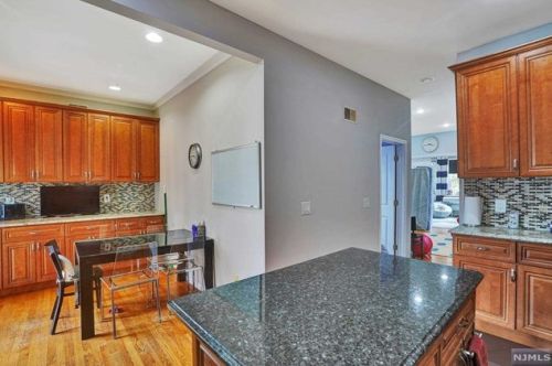 35 Hilliard Ave, Edgewater NJ 07020-1256 exterior