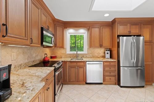 100 Haviland Rd, Ridgefield CT  06877-2821 exterior