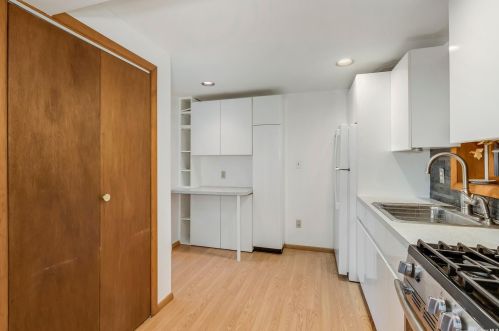 6 Gaymor Ln, Commack NY 11725-1305 exterior