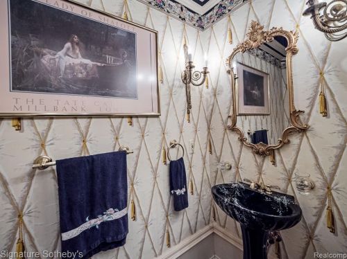 2009 Victoria Hl, Rochester MI exterior