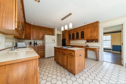 21 Colonial Ln, Ridgefield CT 06877-1921 exterior