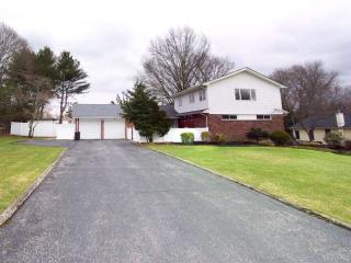 27 Candy Ln, Commack, NY 11725-1005