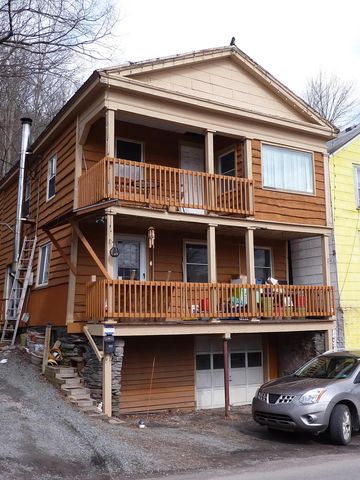 533 Hudson St, Hawley, PA 18428-1137