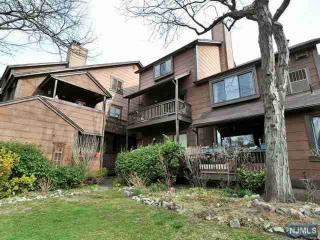 326 Sea Isle Ky, Secaucus, NJ 07094-2211