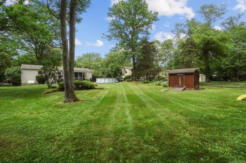 24 Tamarack Hl Dr, Poughkeepsie NY 12603-1112 exterior