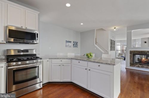 6747 Applemint Ln, Alexandria VA 22310-2649 exterior