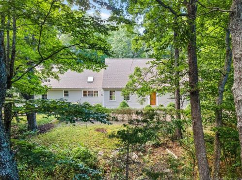 78 River Rd, Deep River, CT 06419-1350