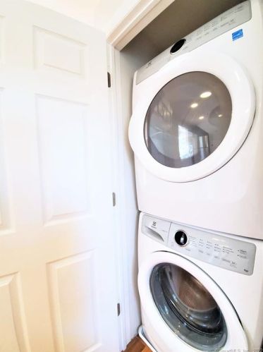 26 Lenox Ave, Norwalk CT 06854-4024 exterior