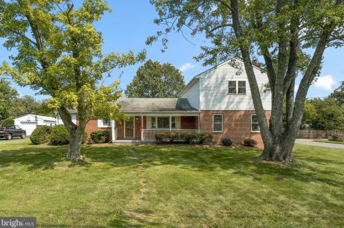 5921 Pratt St, Alexandria, VA 22310-1838