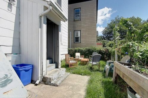 15 Dean Ave, Middletown RI 02840-3406 exterior